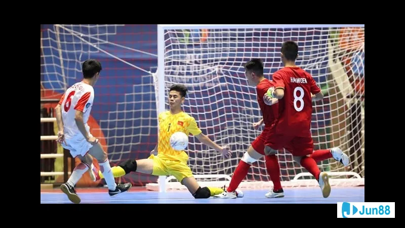 Thủ môn chạy ra bắt bóng trước tiền Thủ môn chạy ra bắt bóng trước tiền